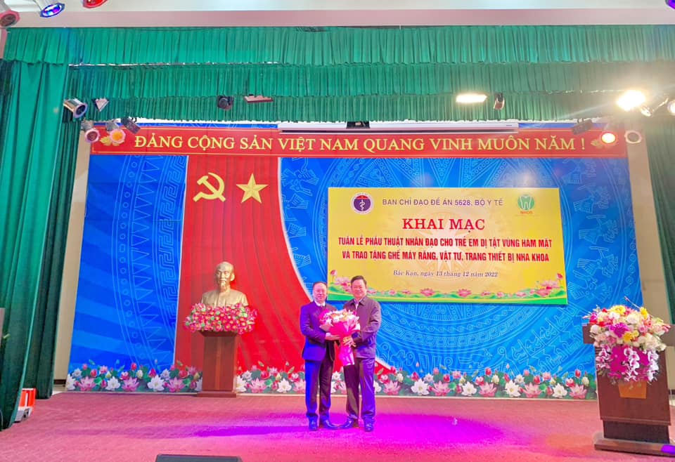 Đồng chí Bí thư tỉnh ủy Bắc Kạn Hoàng Duy Chinh tặng hoa PGS.TS Trần Cao Bính 